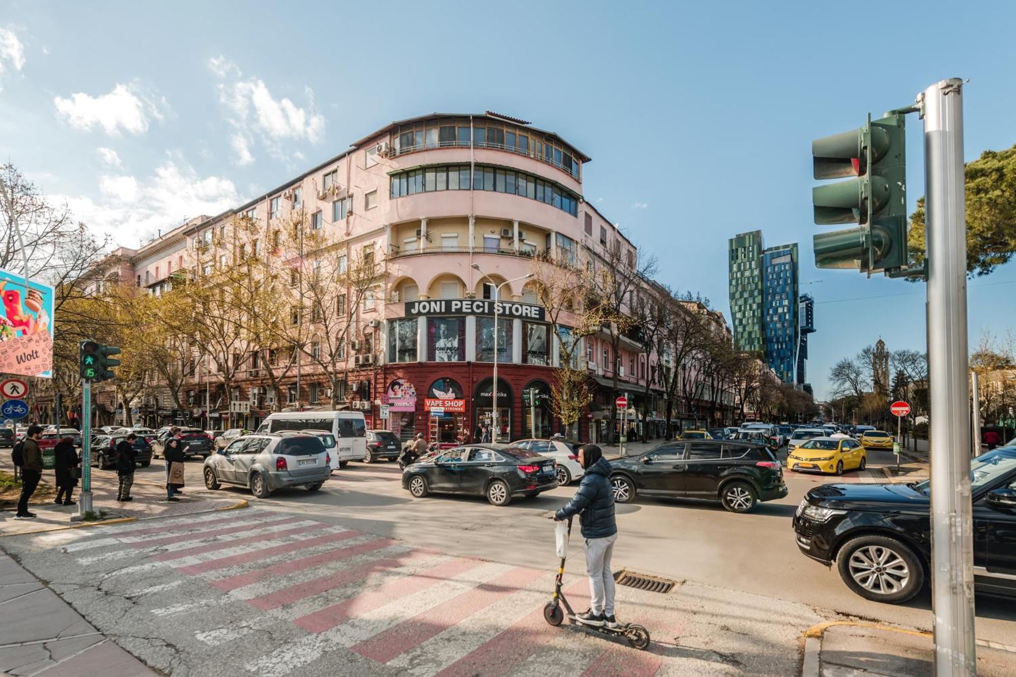 Downtown Delux Shallvaret * Tirana